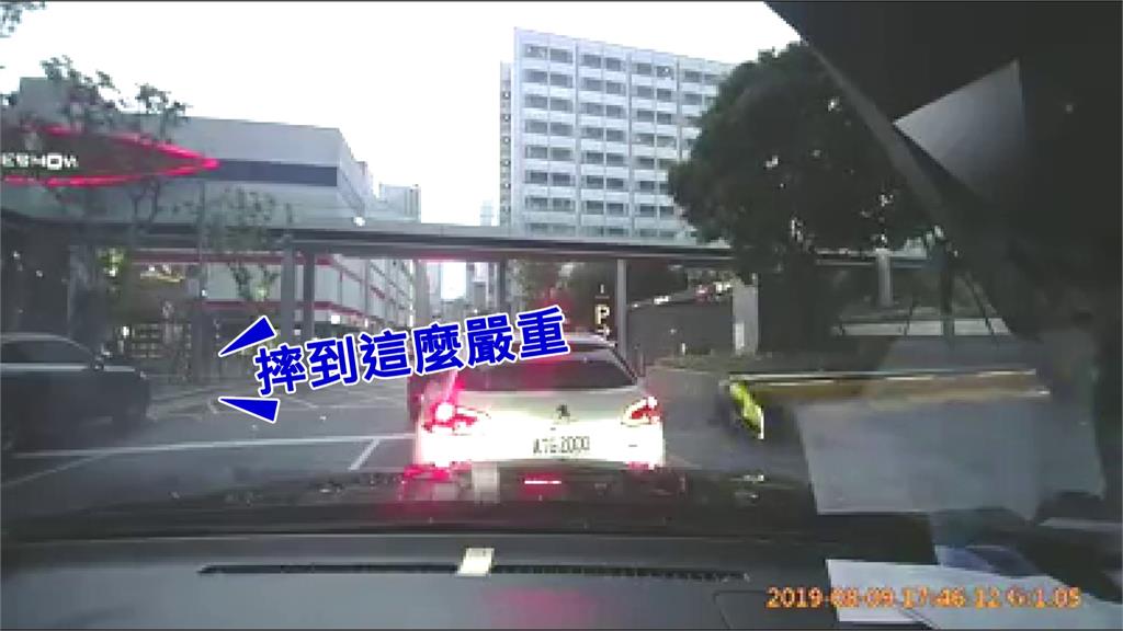 行車紀錄器拍下保全被強風吹倒瞬間