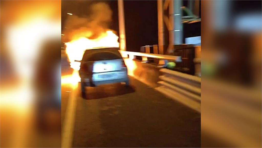 國5深夜驚魂！轎車疑機械故障「燒成火球」 3人急逃生