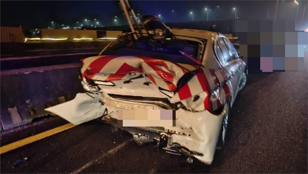國道警察執勤遭慘撞 「紅斑馬」車尾撞凹變形