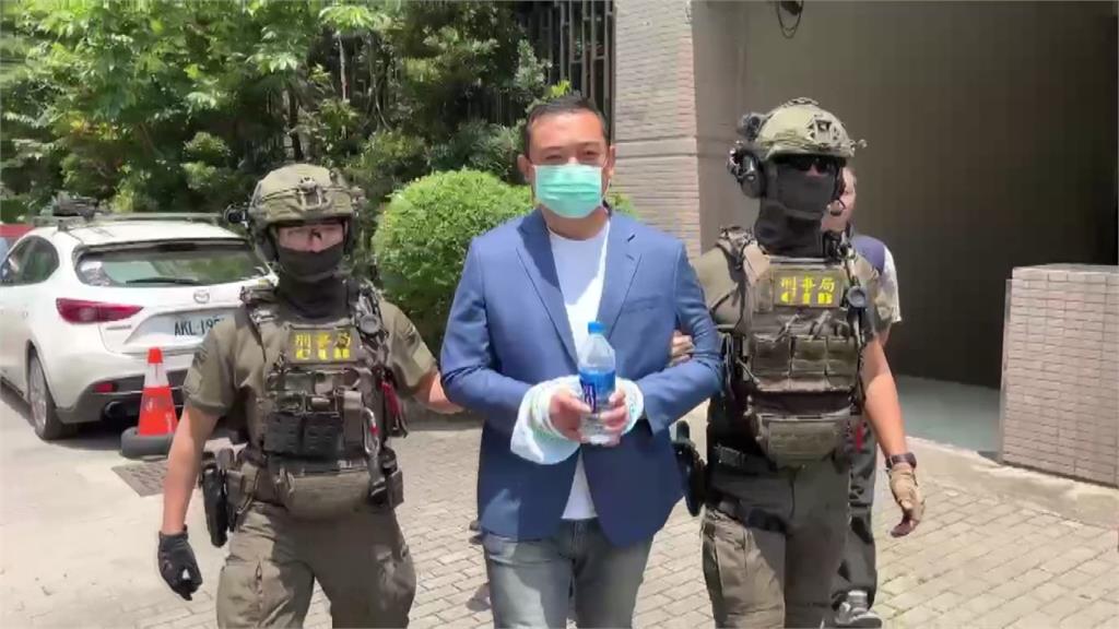 威震集團吳明達假釋撤銷重新入監 雙手上銬畫面曝