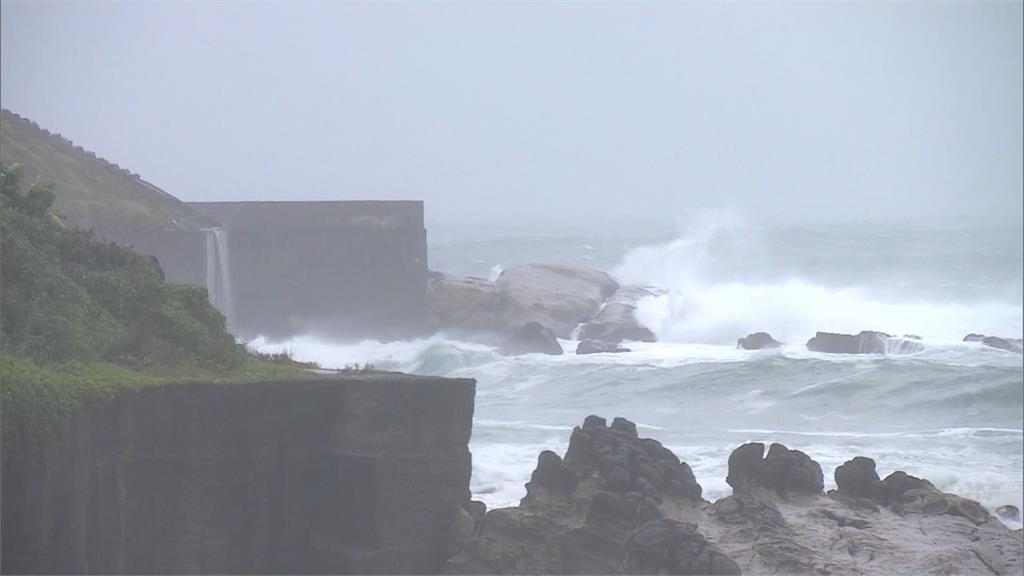 基隆沿海掀六米長浪 岸巡人員急拉封鎖線