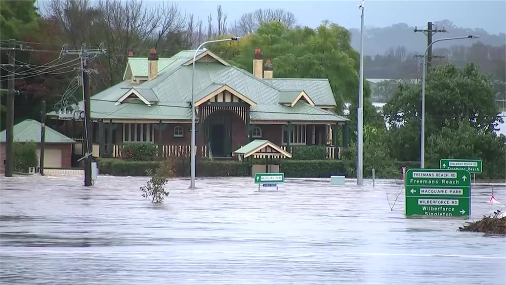大城雪梨和郊區飽受洪災。圖／翻攝自AP Direct