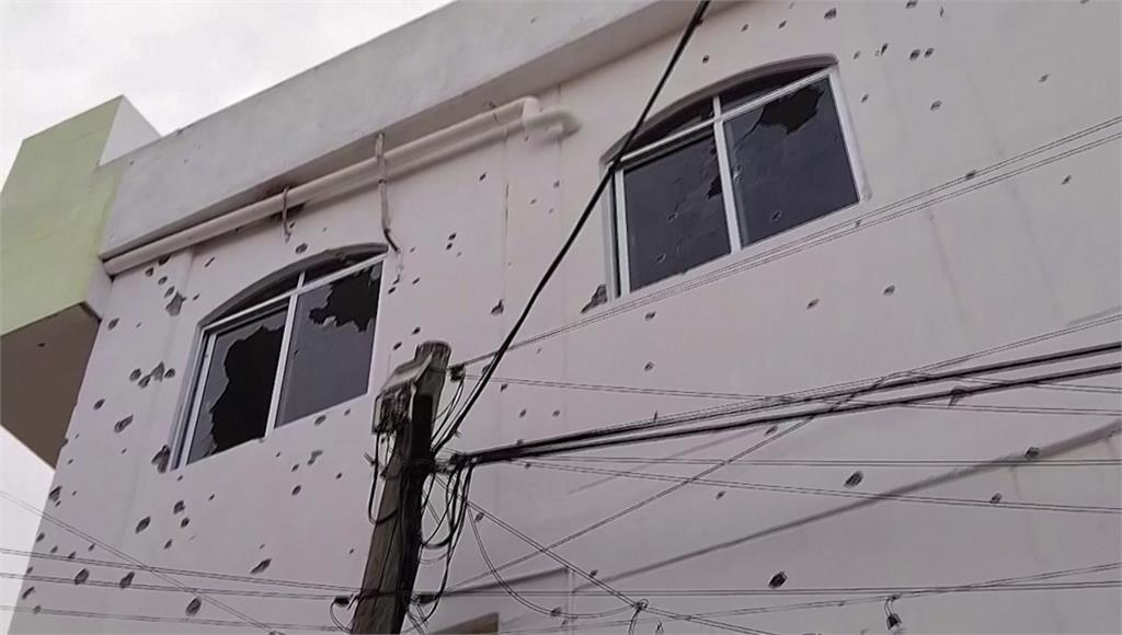 墨西哥西南部小鎮「聖米格爾托托拉潘」市政廳發生大規模槍擊案，建築物外牆滿滿都是彈孔。圖／路透社
