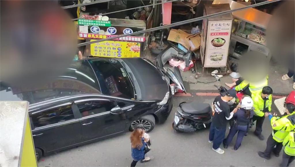 毒駕釀禍！基隆廟口旁轎車暴衝　孕婦、女童遭波及共5傷