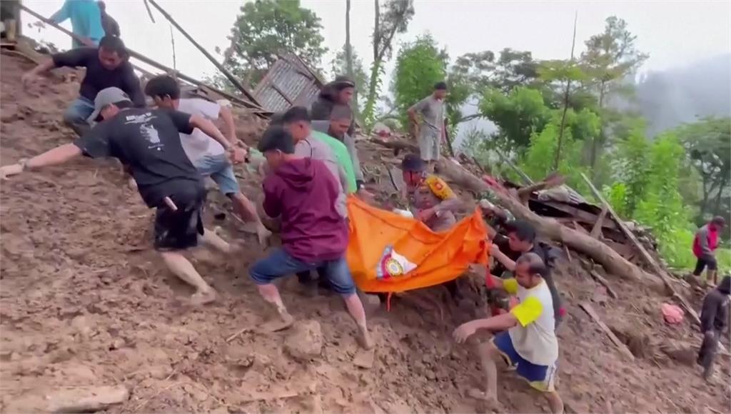 印尼蘇拉威西島土石流，造成至少19人死亡。圖／路透社