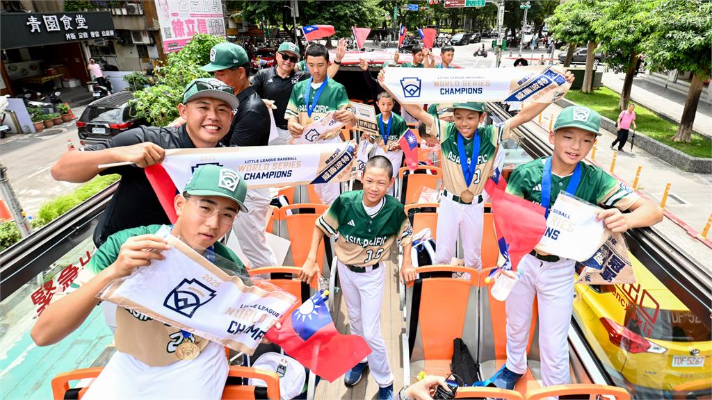 東園國小少棒隊台北冠軍遊行。圖／台灣世界少棒聯盟協會提供