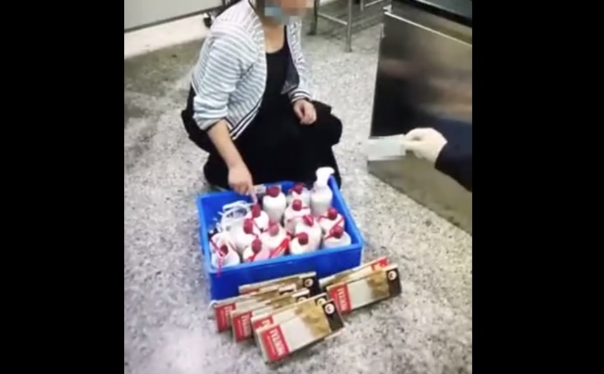 一名中國女子竟腿綁14瓶茅台酒，想要走私返中。圖／翻攝自微博