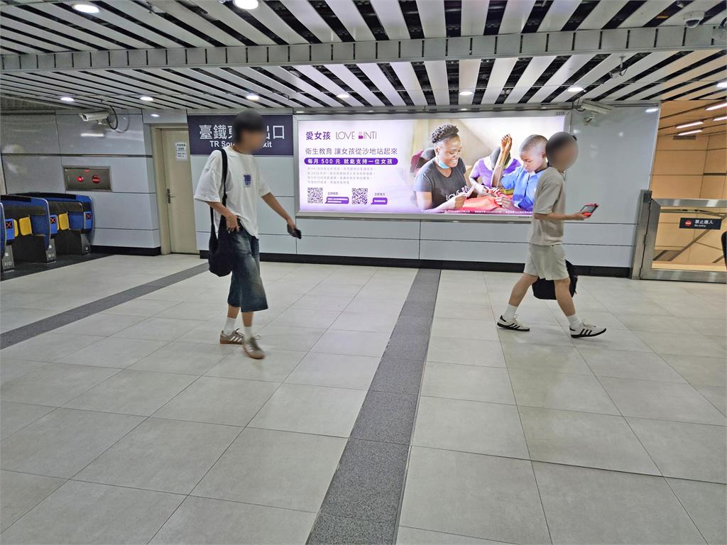 愛女孩協會自2015年以來，致力於改善東非地區女性的衛生教育與生理用品取得困境，台灣摩菲爾創辦人謝卓燁女士贊助該公益廣告。圖／台灣摩菲爾
