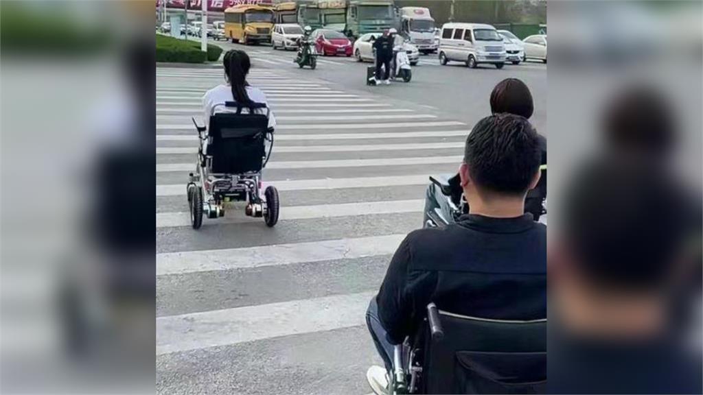 廣州年輕人不滿當地對電動車的諸多限制，改坐電動輪椅通勤。圖／翻攝自微博