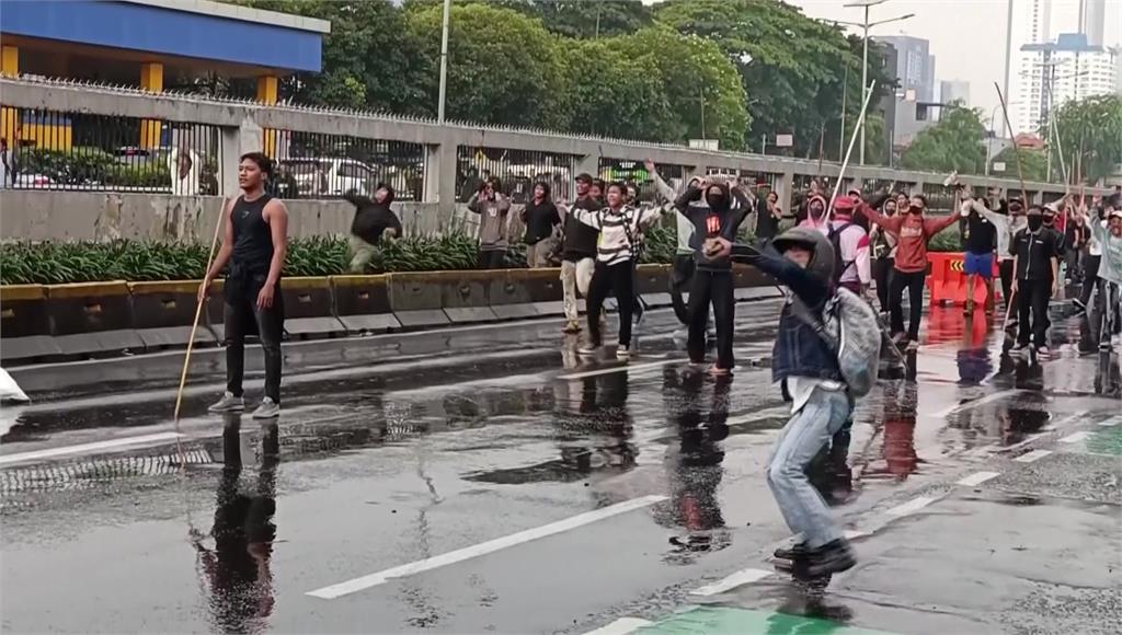 印尼民眾上街頭示威，抗議國會議員享高薪及高額補助。圖／美聯社、路透社