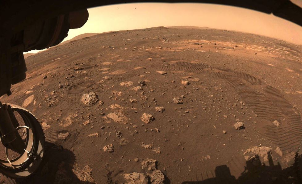 「毅力號」首度在火星地表行駛。圖：翻攝自NASA官網
