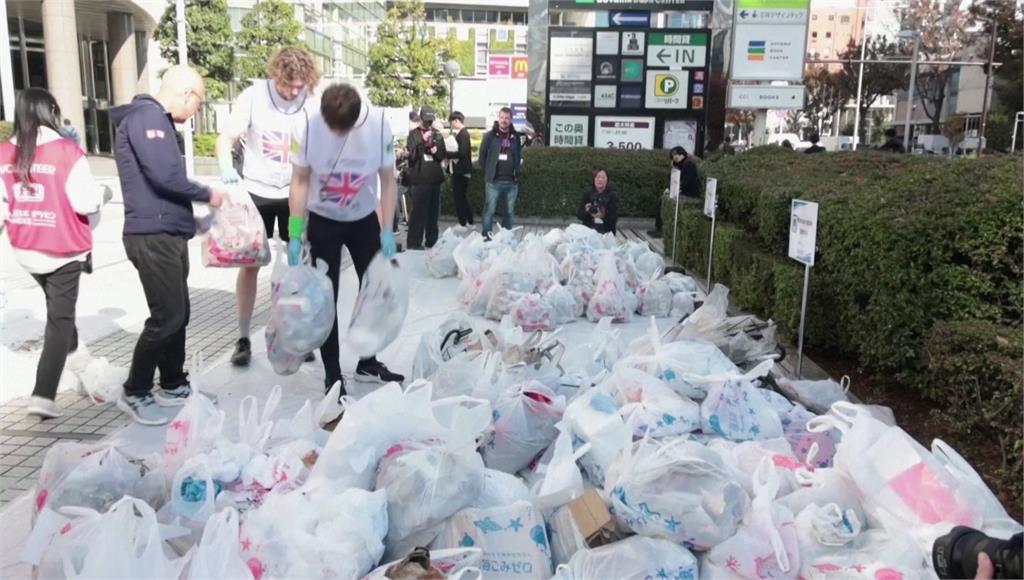 日本東京舉辦「撿垃圾世界盃」，英國隊奪冠。圖／路透社