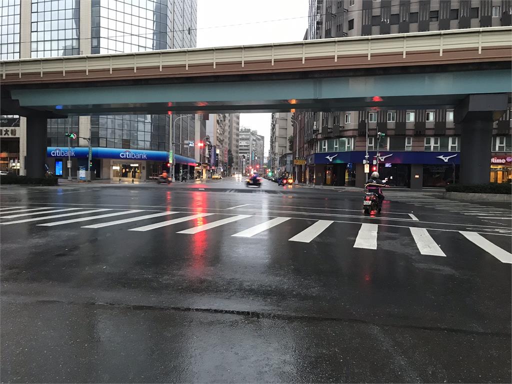 北台灣天氣濕冷，東北部甚至有局部大雨機率。圖：胡立夫 攝