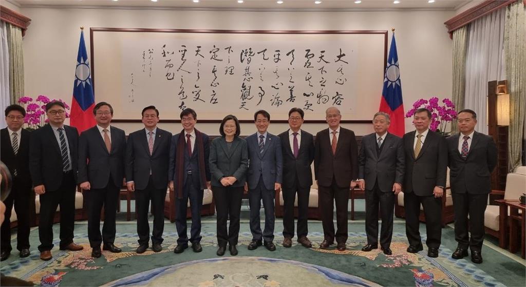 南韓國會副議長去年年底訪台，遭中國批評「竄訪」台灣。圖／翻攝自Facebook@이달곤