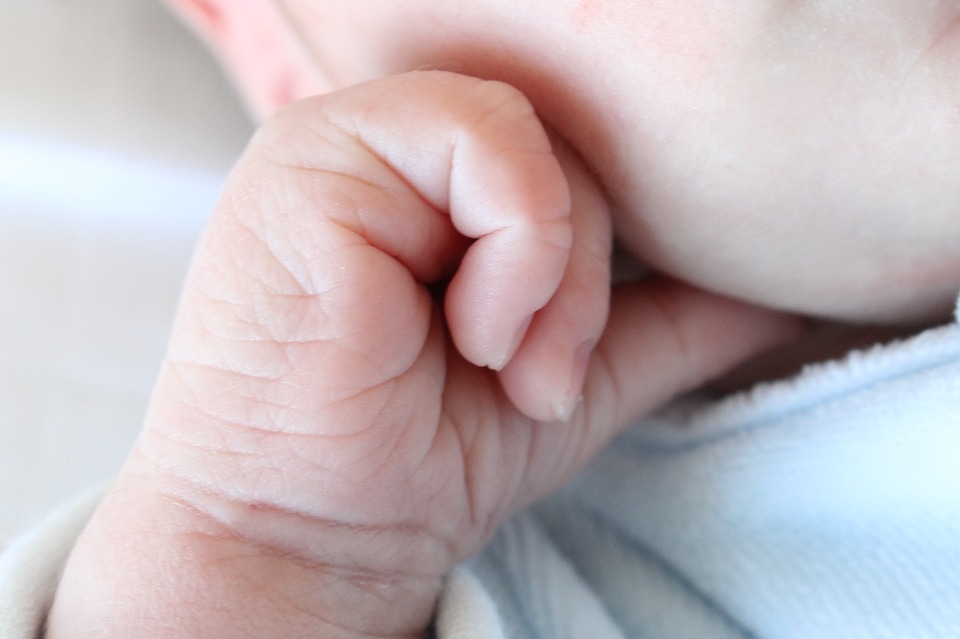 基隆一名只出生兩個月的男嬰確診新冠肺炎，成為全台年紀最小染疫案例。圖／翻攝自PIXABAY