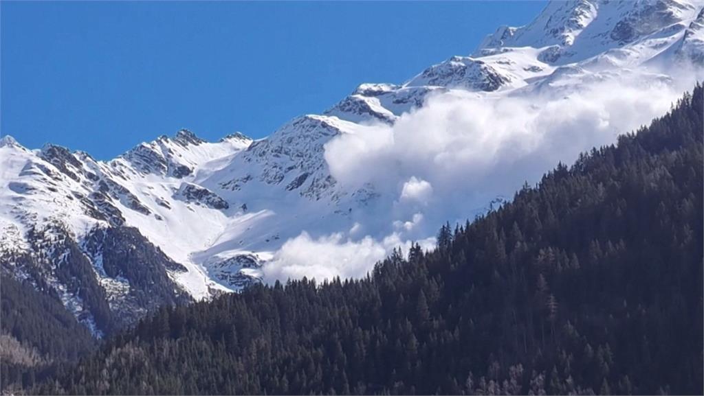 白朗峰附近的阿爾蒙賽特冰川發生雪崩事故。圖／路透社