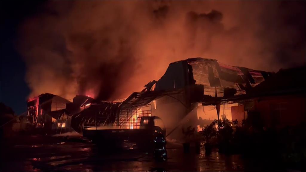 台南泡棉工廠陷火海。圖／台視新聞