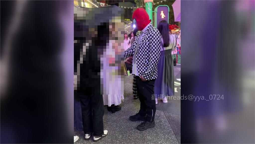 女拍耶誕樹被騷擾！「蜘蛛人」裝熟靠頭.摸髮合照 民眾嚇壞報警