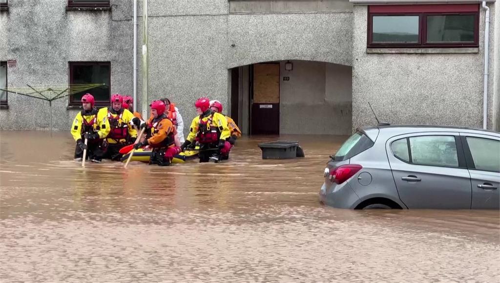 暴風雨巴貝特襲擊蘇格蘭，部分地區淹水。圖／美聯社、路透社