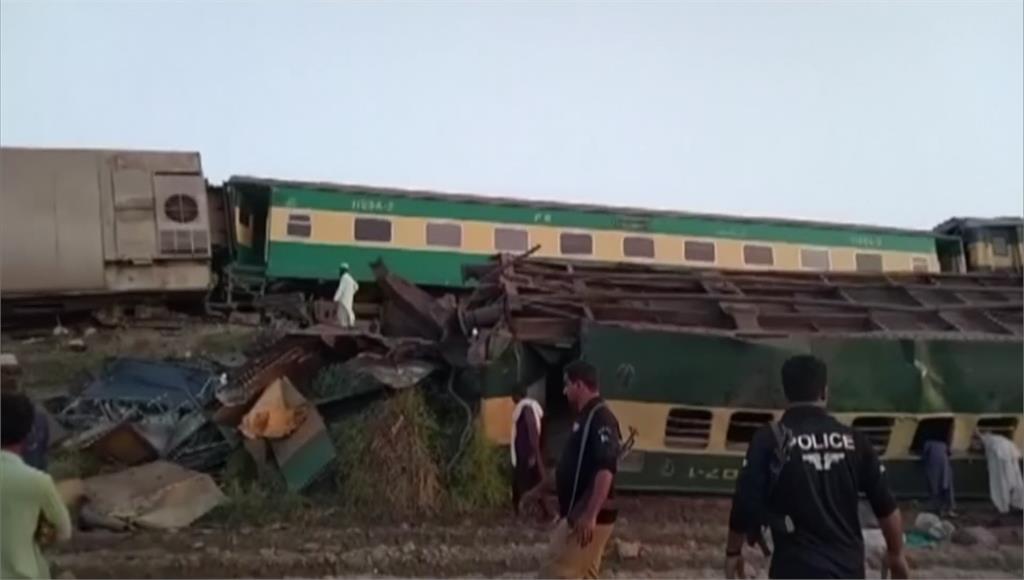 巴基斯坦南部發生火車相撞事故，造成至少32人死亡。圖／翻攝自AP Direct