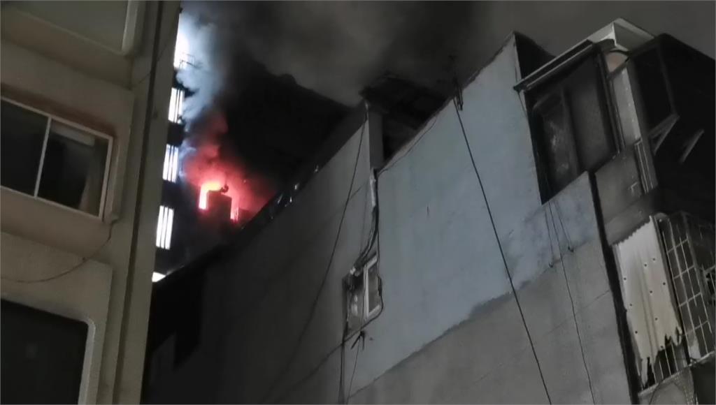 商辦大樓內部機房起火燃燒，濃濃黑煙不斷竄出。圖：台視新聞