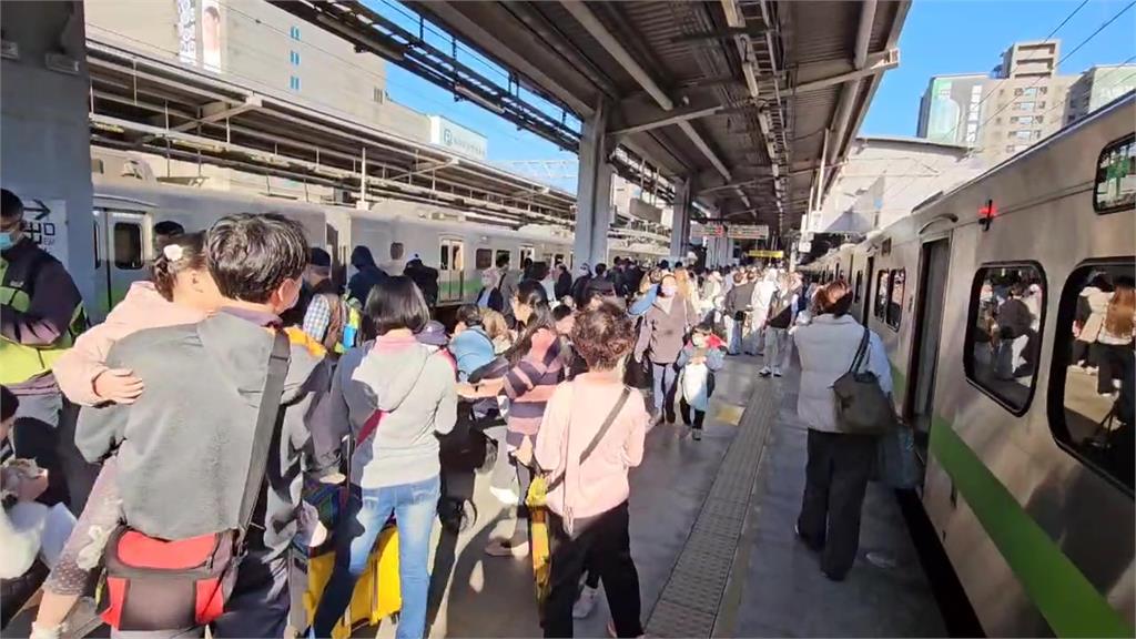 台鐵假日疏運大誤點！桃園至中壢電力設備故障 22時後恢復運行