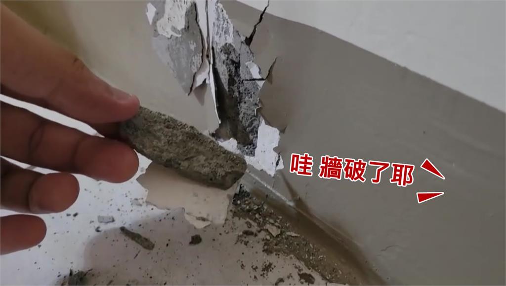 地震過後，家中牆壁輕輕一撥，一大片油漆連同水泥脫落。圖／台視新聞