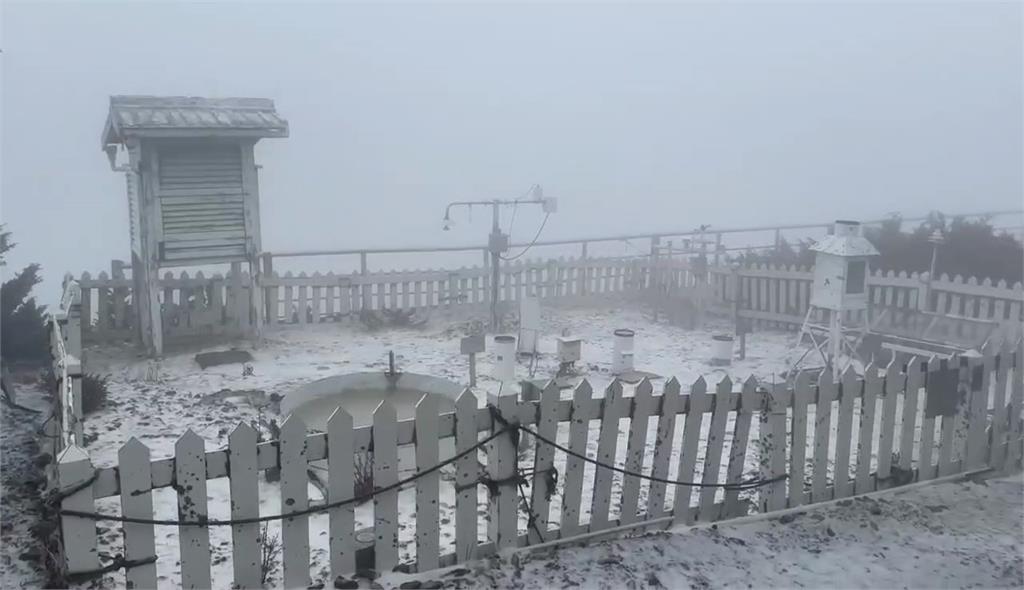 不是騙人！玉山今中午降下「4月雪」 銀白美照曝光