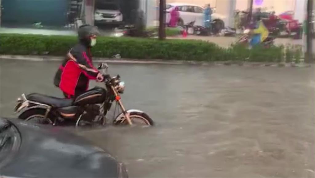 大雷雨炸高雄！騎士下班冒險涉水 半輛車「泡水」