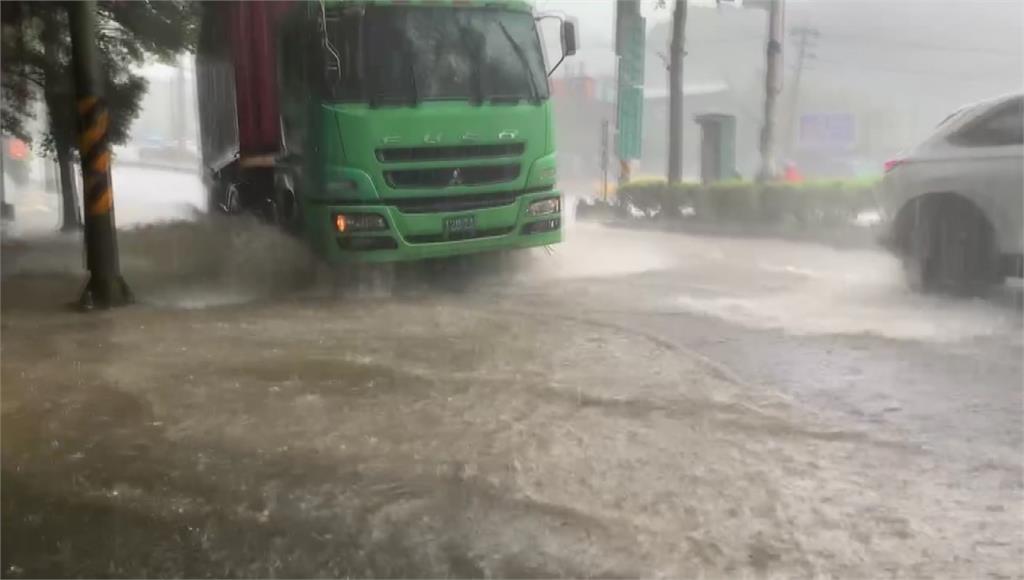 大雨炸基隆慘淹！道路成一片黃泥河　暴雨如瀑布沖進...