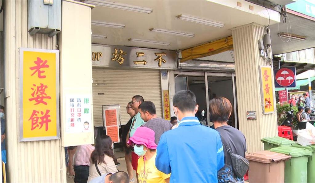 彰化知名的蛋黃酥店27日重新開放現場購買，引來大批人潮。圖：台視新聞