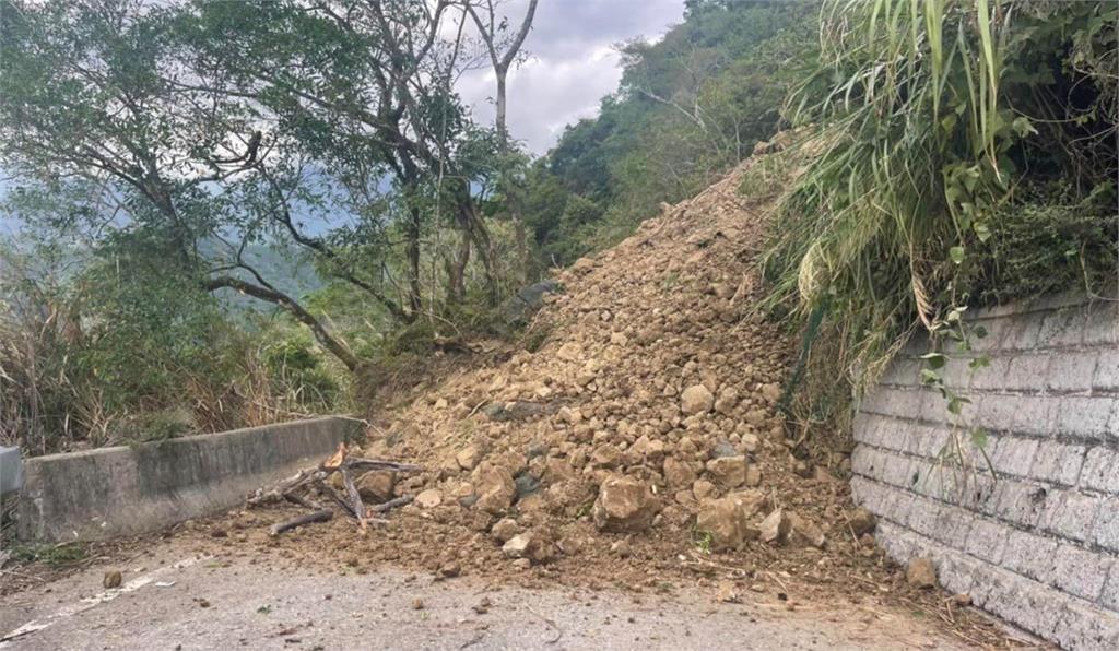 花蓮玉里六十石山的聯外道路被掉落的土石掩埋。圖／翻攝自Facebook@Kolas Yotaka