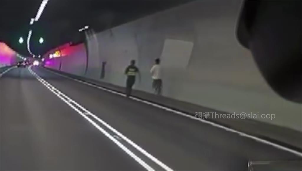 驚險！男疑情緒不穩 雪隧內開門下車跑給警追