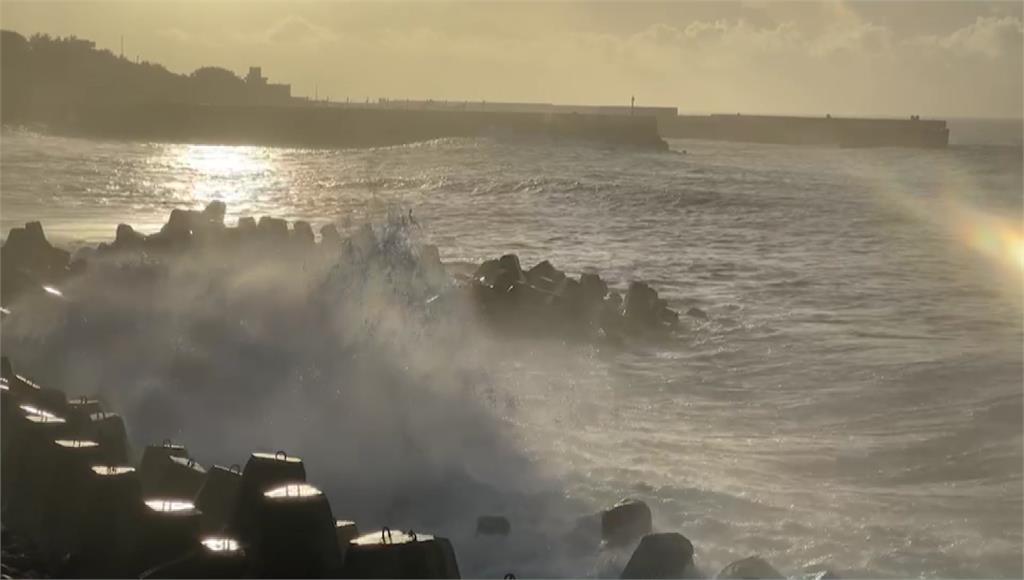 杜蘇芮颱風進逼，台東沿岸浪高明顯增加，富岡漁港浪高來到3公尺高。圖／台視新聞
