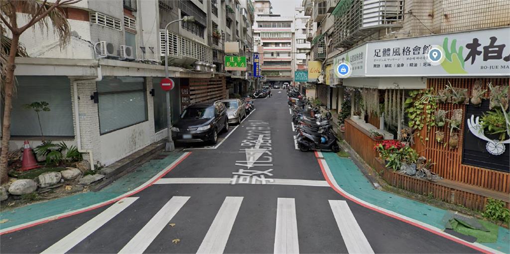 外國網友討論台灣人行道。圖／翻攝自Google Map