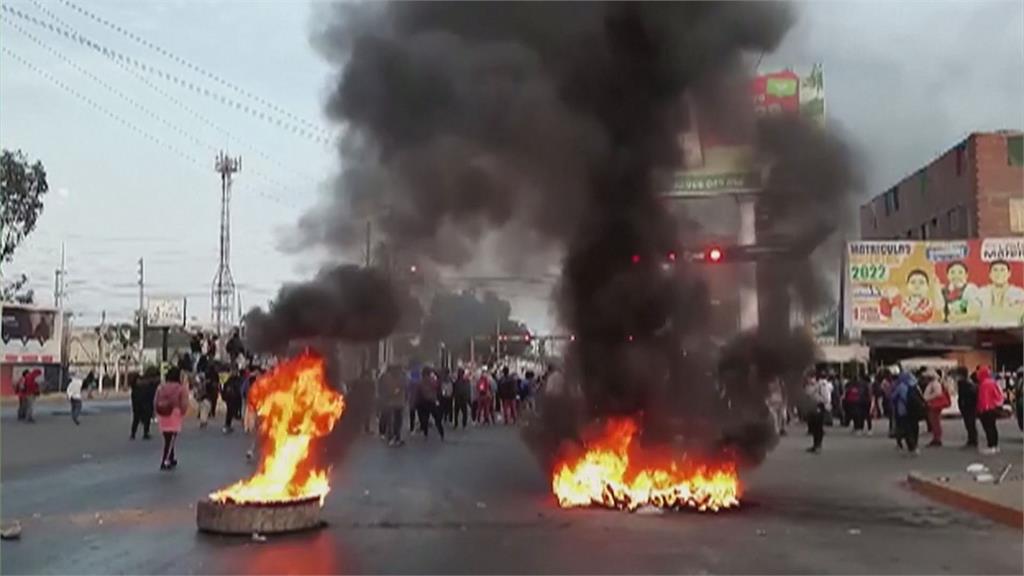秘魯各地爆發示威抗議，民眾要求提前選舉並釋放前總統卡斯蒂約。圖／畫面攝自AP
