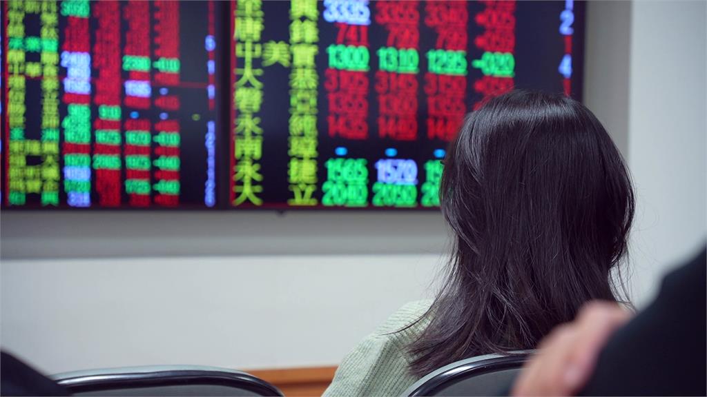 台股收跌327點失守3萬7 台積電法說後下殺55元收2030