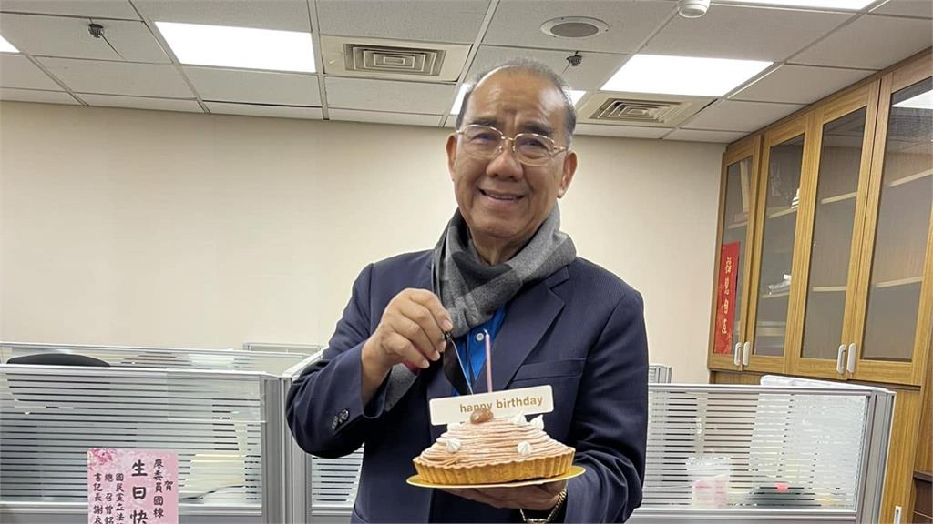 前立委廖國棟駕車疑失神自撞燈桿　輕傷送醫