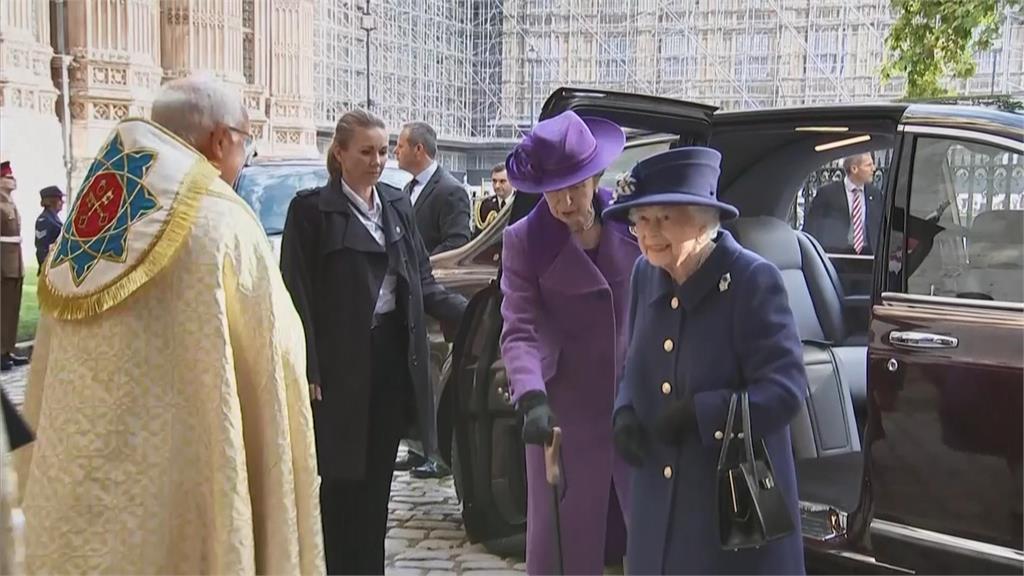 英國女王伊麗莎白二世（右）。圖／翻攝自AP Direct