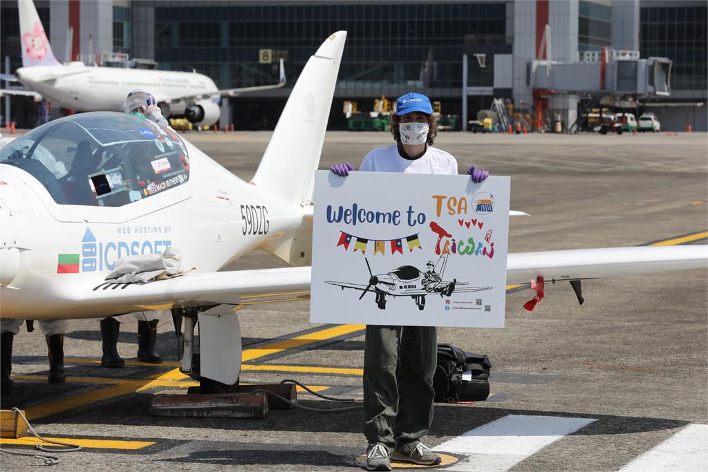 比利時16歲少年麥克‧羅瑟福德，獨駕飛機繞全球，中途停靠台灣。圖／民航局提供