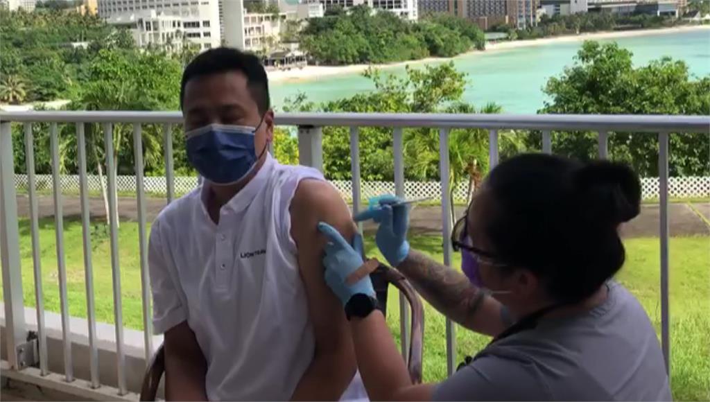 台灣人飛關島，在飯店打疫苗。圖／台視新聞