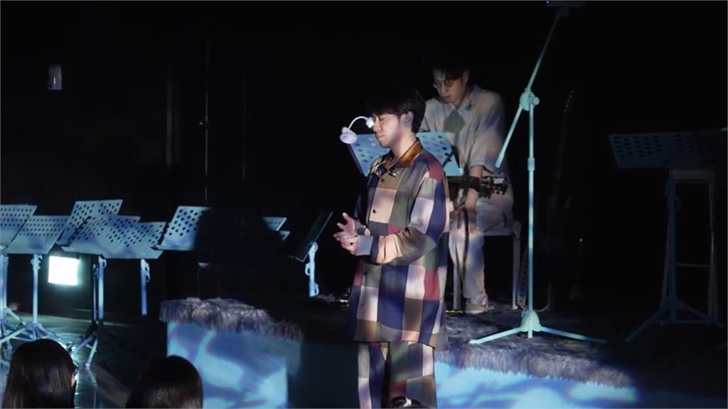 吳青峰演唱最後一首歌時不用麥克風，透過清唱呈現給觀眾。圖／環球音樂提供