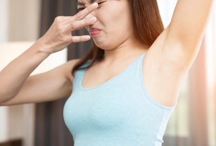 水楊酸、果酸擦腋下除狐臭？ 皮膚科醫師示警「4大...