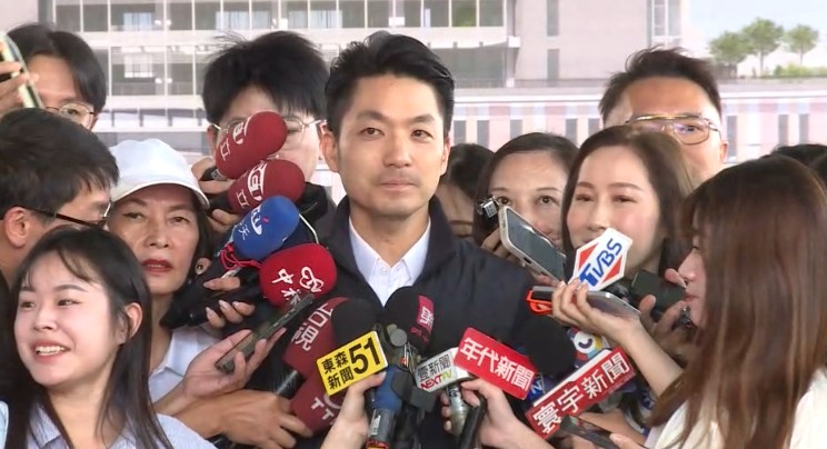 蔣萬安偕妻登王偉忠專訪！石舫亘曝他「曾因長子遭攻擊落淚」