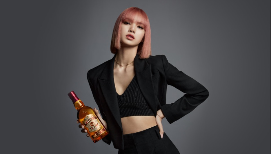 韓女團Lisa代言威士忌惹爭議。圖／翻攝自Chivas官網