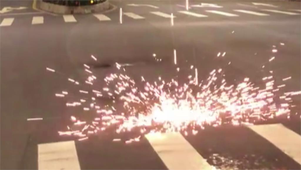 北捷軌道施工掉大量火花，遭酸「在玩仙女棒？」圖／台視新聞