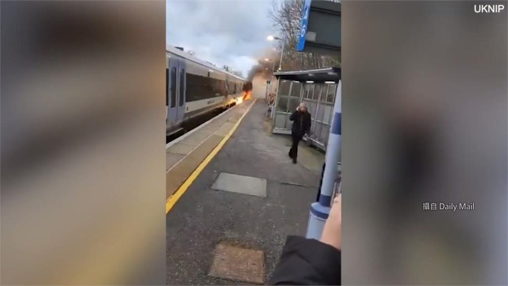 英國火車起火，竄出濃煙。圖／翻攝自Daily Mail