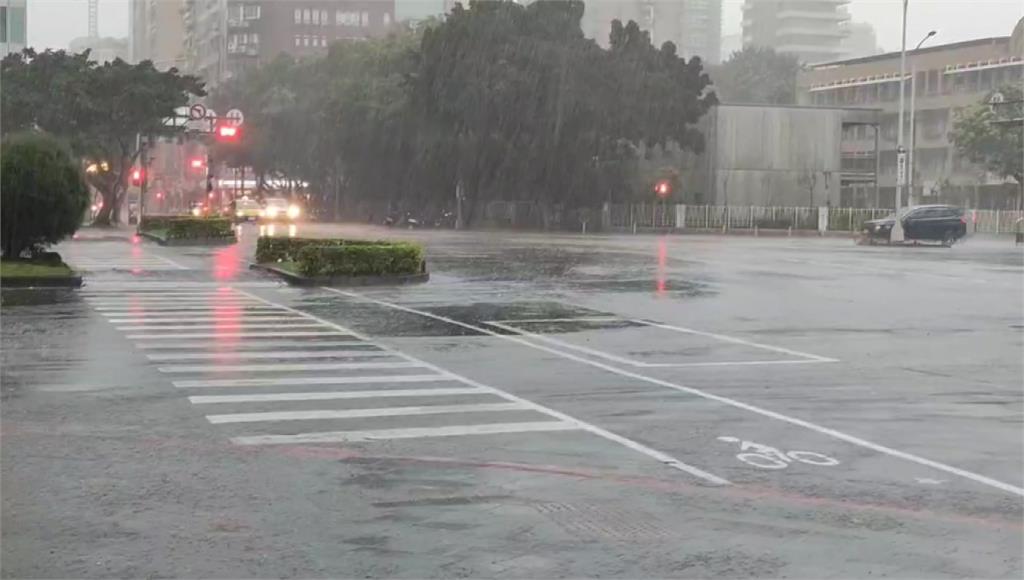 氣象專家吳德榮表示，今天中午雨勢再增強，明後天的天氣最不穩定。圖／台視新聞（資料畫面）