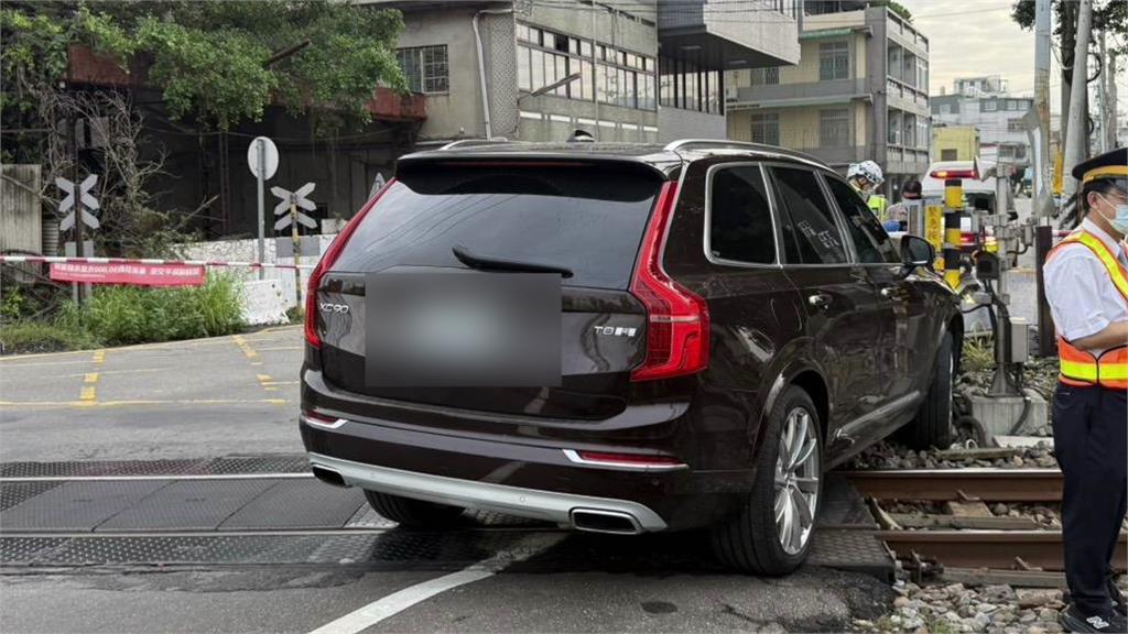 彰化駕駛疑低血糖自撞鐵路護欄 影響8列車逾2小時