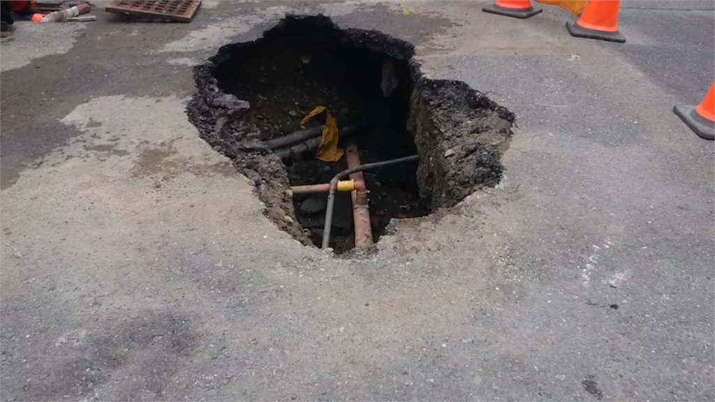 相關單位正著手修復路面上的坑洞。圖／台視新聞